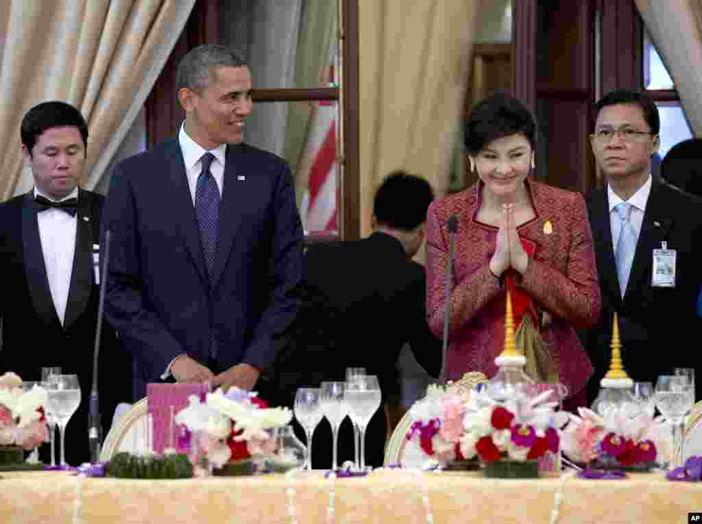 US President Barack Obama, second left, and Thai Prime Minister Yingluck Shinawatra, second right, arrive for an official dinner at Government House in Bangkok, Thailand, November 18, 2012.