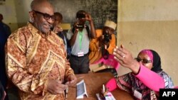 Le président des Comores, Azali Assoumani, arrive à un bureau de vote lors du référendum constitutionnel, à Mitsoudje, près de Moroni, Comores, le 30 juillet 2018