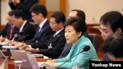 18일 청와대에서 열린 국무회의에서 박근혜 한국 대통령이 발언하고 있다.