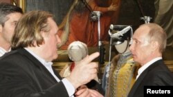 Aktor ternama Perancis, Gerard Depardieu (kiri) memperoleh kewarganegaraan Rusia dari Presiden Vladimir Putin, Sabtu 5/1 (foto: dok). 