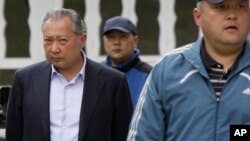 Bakiyev hukumatdan ag'darilganidan keyin, Jalol-Oboddagi matbuot anjumanida. 13-aprel, 2010-yil.