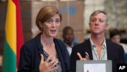 Duta Besar AS untuk PBB Samantha Power dalam konferensi pers saat mengunjungi pusat misi tanggap darurat Ebola PBB (UNMEER) di Accra, Ghana (29/10).