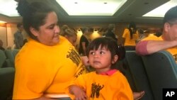 Amanda Ordonez (tengah) dan pengasuhnya, Veronica Velazquez, menunggu sidang dengar pendapat di Santa Fe, New Mexico, dengan para anggota DPD mengenai kondisi fasilitas penahanan federal di negara bagian itu, 16 Juli 2018.