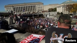 Para pendukung Presiden AS Donald Trump berdemo di luar gedung State Capitol setelah media memberitakan kemenangan Joe Biden dalam pilpres AS 2020, di Harrisburg, Pennsylvania, Sabtu, 7 November 2020. (Foto: Reuters)