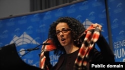 مسیح علینژاد گزارشگر مستقل و مجری برنامه تبلت صدای آمریکا 