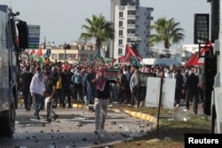 ภาพของกลุ่มผู้สนับสนุนปาเลสไตน์ที่รวมตัวกันใกล้ฐานทัพอากาศอินเซอร์ลิก ในเมืองอาดานา ทางใต้ของตุรกี