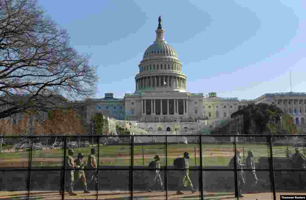 도널드 트럼프 미국 대통령 지지자들이 연방 의사당에 난입한 다음 날 워싱턴 주방위군이 의사당 주변을 순찰하고 있다. 