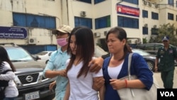 នាង ខុម ចាន់ដារាទី ឬ ស្រី មុំ ដែលគេចោទថាជាស្រីកំណាន់របស់លោក កឹម សុខា ប្រធានស្តីទីនៃគណបក្សជំទាស់ បានបញ្ចប់ការបំភ្លឺ របស់ខ្លួន នាទីស្តីការក្រសួងមហាផ្ទៃ នាយកដ្ឋានប្រឆាំងភេរវកម្ម អំពីខ្សែអាត់សំឡេង ដែលគេបង្ហោះក្នុងទំព័រហ្វេសប៊ុក នៅថ្ងៃទី១១ ខែមិនា ឆ្នាំ២០១៦។ (នៅ វណ្ណារិន/VOA)