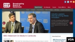 រូបភាព​របស់​គណៈ​អភិបាល​ផ្នែក​ការ​ផ្សព្វផ្សាយ​របស់​ស.រ.អា.​​ហៅកាត់ថា​ ប៊ីប៊ីជី​ (BBG) នៅថ្ងៃទី ៣០ ខែមករា ឆ្នាំ២០១៤ ដោយមានរូប​លោក​​​Jeffrey Shell ដែល​ជា​ប្រធាន​គណៈ​អភិបាល BBG ផង​ដែរ។