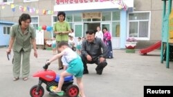 북한 김정은 국방위원회 제1위원장이 1일 '국제아동절'을 맞아 평양 애육원을 방문했다고, 조선중앙통신이 2일 보도했다.