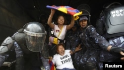 Polisi Nepal menangkap aktivis Tibet dalam aksi protes dekat kantor Konsuler di Kedutaan China, Kathmandu, 10 Maret 2014 (Foto: dok). 