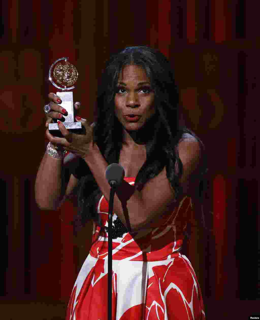 Audra McDonald menerima penghargaan sebagai Artis Pemeran Utama Perempuan Terbaik untuk perannya dalam &quot;Lady Day at Emerson&#39;s Bar &amp; Grill&quot; pada malam anugerah untuk insan teater Amerika &quot;Tony Awards&quot; di Radio City Music Hall, New York (8/6).