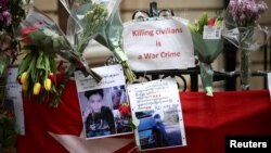 ផ្កា និង​ផ្ទាំង​បដា​ប្រឆាំង​នឹង​ការ​បង្ក្រាប​បាតុកម្ម​នៅ​មីយ៉ាន់ម៉ា​ ត្រូវ​បាន​ដាក់​នៅ​ខាង​ក្រៅ​ស្ថានទូត​មីយ៉ាន់ម៉ា​ប្រចាំ​នៅ​ទីក្រុង​ឡុងដ៍ ប្រទេស​អង់គ្លេស ថ្ងៃទី២៨ ខែមីនា ឆ្នាំ២០២១។ 