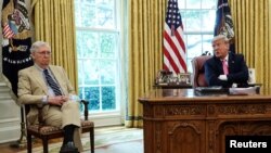 (资料照) 2020年7月20日，参议院多数党领袖麦康奈尔在白宫椭圆形办公室与特朗普总统在一起。