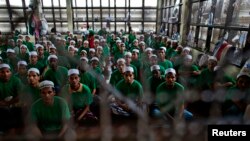 지난 7월 태국의 한 수용소에 버마 로힝야족 난민들이 라마단을 맞아 함께 기도를 하고 있다. (자료사진)