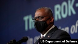 로이드 오스틴 미국 국방장관이 1일 한국 서울에서 열린 한미동맹의밤 행사에서 연설했다.