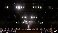 អគ្គព្រះរាជអាជ្ញារ Jeff Sessions​ ស្បថនីក្នុង​សេតវិមាន​រដ្ឋធានី​វ៉ាស៊ីនតោន​កាល​ពី​ថ្ងៃអង្គារ ១៣ មិថុនា ២០១៧។