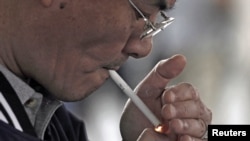 Seorang perokok di Los Angeles, California. (Foto: Ilustrasi)