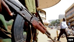 Un militaire ougandais monte la garde au centre-ville de Kampala, en Ouganda, 20 février 2011.
