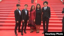 ពី​ឆ្វេង ទៅ​ស្តាំ៖ លោក​ នៅ​ ជានិច្ច លោក ឆឹម ម៉ាដេហ្សា កញ្ញា នួន សុបុណ្យ កញ្ញា ទិត កនិ្នដ្ឋា និង​លោក ជូ ដាវី ឈរ​ថត​រូប​នៅ​លើ​កម្រាល​ព្រំ​ពណ៌​ក្រហម​​នៃ​មហោស្រព​ភាពយន្ត​អន្តរជាតិ Cannes ​នៅ​ថ្ងៃ​​បញ្ចាំង​ខ្សែ​ភាពយន្ត​នេះ​ជា​ផ្លូវ​ការ ថ្ងៃ​សុក្រ ទី​១៣ ខែ​ឧសភា ឆ្នាំ​២០១៦។ (រូបភាព​ផ្តល់​ឲ្យ​ដោយ៖ Barbara Lombeek) 