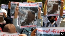 រូបឯកសារ៖ និស្សិតមហាវិទ្យាល័យបានកាន់រូបថតរបស់កញ្ញា Mya Thwet Thwet Khine ដែលត្រូវបានប៉ូលិសបាញ់ចំក្បាល ខណៈពួកគេធ្វើបាតុកម្មនៅទីក្រុងម៉ាន់ដាឡេ ប្រទេសមីយ៉ាន់ម៉ា កាលពីថ្ងៃទី១៤ ខែកុម្ភៈ ឆ្នាំ២០២១។