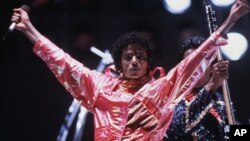 Mendiang Michael Jackson dalam salah satu penampilannya pada tahun 1984 (foto: dok). 