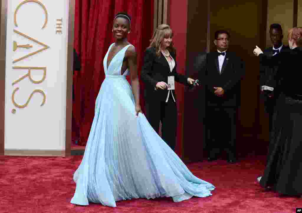 Nữ diễn viên Lupita Nyong&#39;o đến&nbsp;lễ trao giải Oscar lần thứ 86 tại Nhà hát Dolby ở Los Angeles, ngày 2/3/2014.