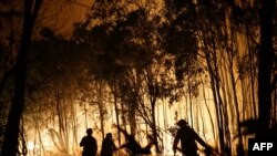 អ្នក​ពន្លត់​អគ្គិភ័យ​កំពុង​ព្យាយាម​ពន្លត់​អគ្គិភ័យ​នៅ​តាម​ផ្លូវ Fingerfield រដ្ឋ Queensland កាលពី​ថ្ងៃទី២៩ ខែវិច្ឆិកា ឆ្នាំ២០១៨។