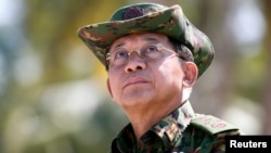 FILE: Panglima militer Myanmar, Jenderal Senior Min Aung Hlaing, menghadiri latihan militer di wilayah delta Ayeyarwady di Myanmar, 3 Februari 2018. (Lynn Bo Bo/REUTERS)