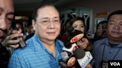 Jose Miguel "Mike" Arroyo (tengah), suami mantan Presiden Filipina Gloria Arroyo menjawab pertanyaan wartawan di Quezon City setelah pengadilan Filipina mengeluarkan surat perintah penangkapan (13/3).