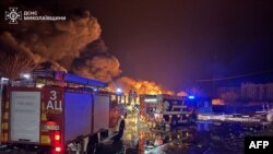 ইউক্রেনের মিকোলায়িভ অঞ্চলে রাশিয়ার ড্রোন হামলার একটি ঘটনাস্থলে অগ্নিনির্বাপক কর্মীরা কাজ করছেন৷
২৮ ডিসেম্বর ২০২৪। (এএফপি এর মাধ্যমে ইউক্রেনের রাষ্ট্রীয় জরুরি পরিষেবা)
