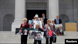 សមាជិក​ព្រឹទ្ធសភា​របស់​គណបក្ស​ប្រជាធិបតេយ្យ​ដើរ​ទៅ​ធ្វើ​សន្និសីទ​កាសែត​អំពី​កិច្ចខិតខំ​ប្រឹងប្រែង​ក្នុង​ការ​សើរើ​ច្បាប់​រ៉ាប់រង​សុខភាព Affordable Care Act នៅ​ក្នុង​វិមាន​សភា Capitol ក្នុង​រដ្ឋធានី​វ៉ាស៊ីនតោន កាលពី​ថ្ងៃទី២៧ ខែមិថុនា ឆ្នាំ២០១៧។