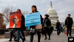 په زرګونو ځوانان د امریکا نه د غیرقانوني اوسیدو له امله د شړلو د خطر سره مخامخ دي