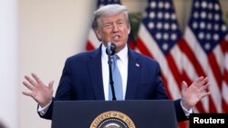 도널드 트럼프 미국 대통령이 15일 백악관 로즈가든에서 코로나바이러스 테스크포스(TF) 브리핑을 하고 있다. 