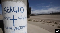 ARSIP - Sebuah corat-coret yang berbunyi ‘Sergio, ibu dan saudara-saudaramu tidak melupakanmu’ tampak di lokasi dimana Sergio Adrian Hernandez ditembak mati pada tahun 2010 di bawah jembatan kereta api yang menghubungkan El Paso dengan Ciudad Juarez (1/7/2014) (foto: REUTERS/Jose Luis Gonzalez).