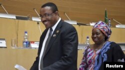 Le Premier ministre éthiopien Hailemariam Desalegn (à g.) and Nkosazana Dlamini-Zuma à Addis-Abeba