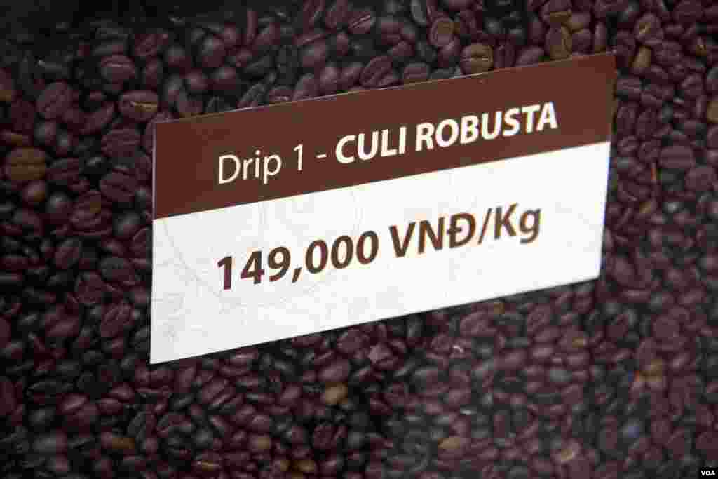 Vietnam terutama memproduksi biji Robusta. (D. Schearf/VOA)