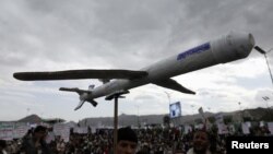 지난 16일 예멘 수도 사나에서 후티 반군 지지자들을 비롯한 시위대가 모형 드론(무인항공기)을 들어보이고 있다. (자료사진)