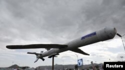 حوثی‌های یمن مورد حمایت حکومت ایران پهپاد تهاجمی خود را در صنعا به نمایش گذاشتند. ۲۷ بهمن. 