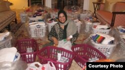 Seorang anggota Koalisi Muslimah AS menyiapkan keranjang Ramadan untuk dibagikan kepada kelompok dhuafa. 