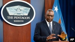 Arhiva - Sekretar odbrane Lojd Ostin govori tokom brifinga za medije u Pentagonu, 17. novembra 2021.