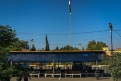 The border between Syria and Iraq is usually crowded with locals traveling for business and to meet family but now is nearly empty on Oct. 14, 2019 at Pesh Khaboor crossing in the Kurdistan Region of Iraq. (VOA/Yan Boechat)
