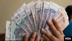 រូបឯកសារ៖ ប្រាក់រៀលដែលជារូបិយបណ្ណជាតិរបស់ប្រទេសកម្ពុជា ត្រូវបានដាក់បង្ហាញនៅក្នុងហាងប្តូរប្រាក់មួយ កាលពីថ្ងៃទី១៣ តុលា ឆ្នាំ២០២០ ក្នុងរាជធានីភ្នំពេញ ប្រទេសកម្ពុជា។ (ទុំ ម្លិះ/វីអូអេ) 