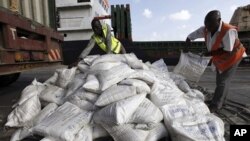 Kenyan port workers prepare to load into a ship a consignment of food from UNICEF destined for Somalia to help in the humanitarian crisis from the coastal town of Mombasa, August 1, 2011