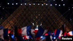 Le président élu Emmanuel Macron donne son discours de victoire près du Louvre, à Paris, le 7 mai 2017.