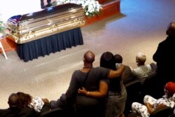 조지 플로이드의 추도식이 4일 노스센트럴 대학교(NCU)에서 유족들과 지역 정치 지도자, 인권 운동가들이 모인 가운데 거행됐다. 백인 경찰의 단속 과정에서 숨진 흑인 남성인 플로이드의 사망을 계기로 미국 전역에서 일어난 시위가 몇 유럽 국가들에까지 확산됐다. (AP Photo/Julio Cortez)