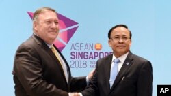 លោក​រដ្ឋ​មន្ត្រី​ការ​បរទេស​ស.រ.អា. Pompeo បាន​ជួប​ជាមួយ​លោក​រដ្ឋ​មន្ត្រី​ការបរទេស​មីយ៉ាន់ម៉ា Kyaw Tin នៅ​ក្នុង​ប្រទេស​សិង្ហបូរី នៅ​ថ្ងៃ​សៅរ៍ទី​០៤ សីហា ២០១៨។