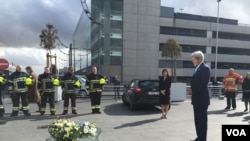 US Secretary of State John Kerry lays a wreath at the Brussels airport in honor of the victims of Tuesday's terror attacks, March 25, 2016. (C. Saine / VOA) 