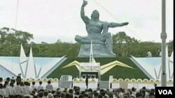 Ribuan warga menghadiri upacara memperingati 66 tahun jatuhnya bom atom di kota Nagasaki, Selasa (9/8).