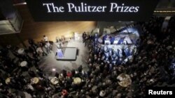 Para penerima Hadiah Pulitzer berkumpul dalam acara perayaan 100 tahun Hadiah Pulitzer di Washington DC, 28 Januari 2016. (Foto: dok)